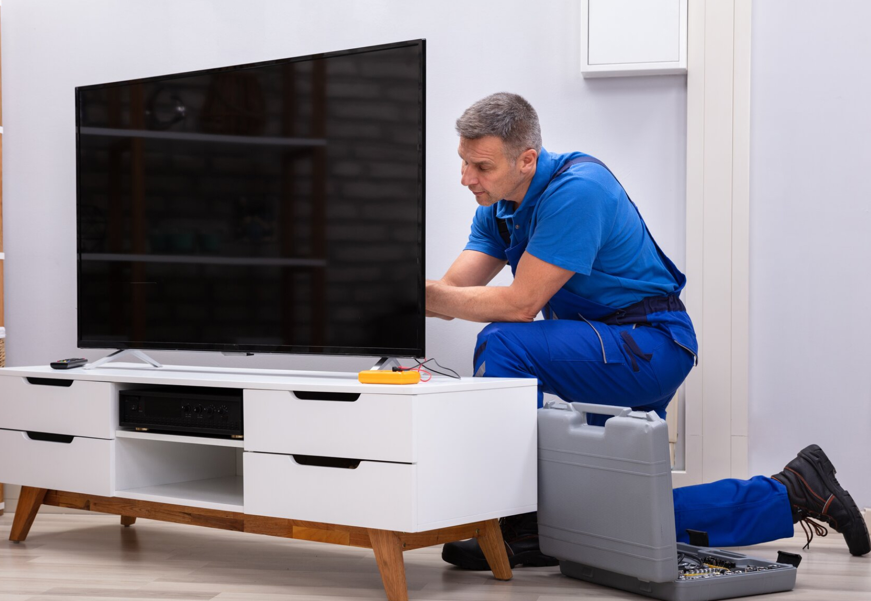 فني تصليح تلفزيون